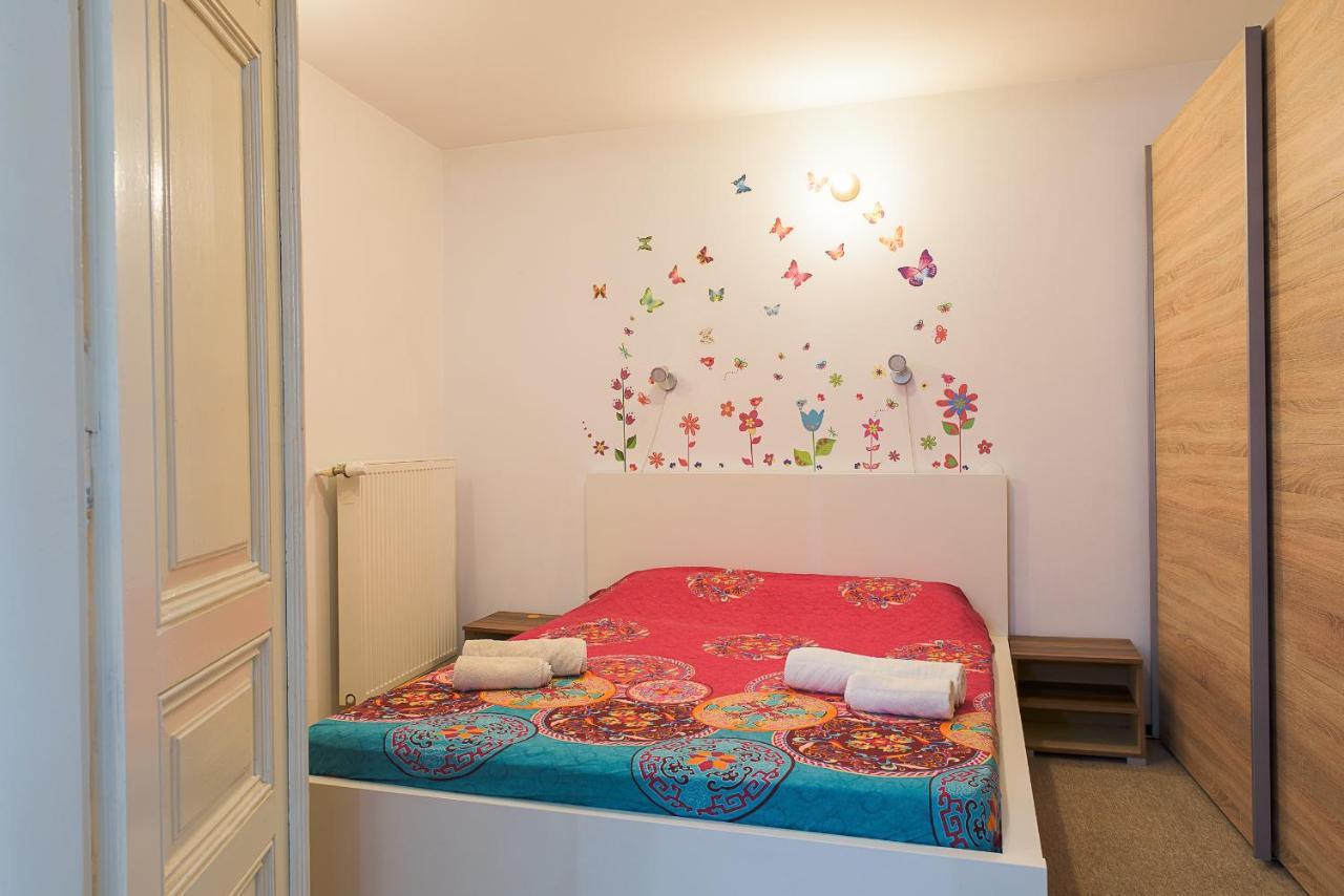 Center Walking Apartment And Room Bukares Bagian luar foto