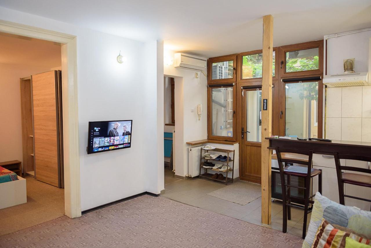 Center Walking Apartment And Room Bukares Bagian luar foto