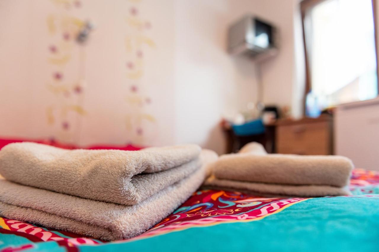 Center Walking Apartment And Room Bukares Bagian luar foto